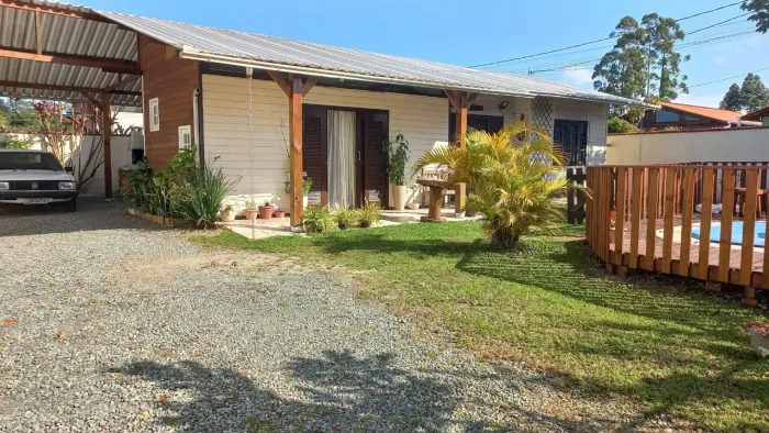 Casa Diária/ Temporada Alto Padrão em Balneário Piçarras com Piscina e WI FI