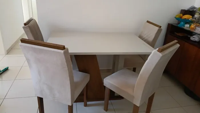 Mesa com 4 cadeiras