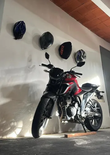 Vendo FZ25 2024 bem conversada e com baixa kilometragem.