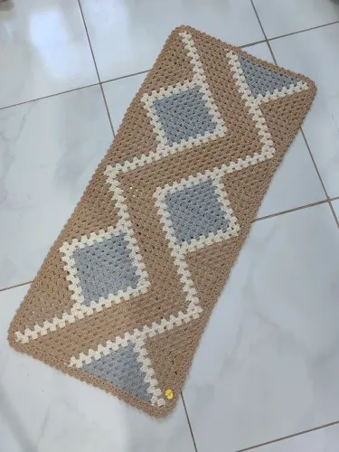 Passadeira em crochê com fios dourado