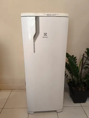 Geladeira Electrolux Cycle Defrost 240L - Usada