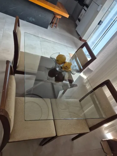 Vendo mesa de 4 cadeiras de madeira maciça com tampo de vidro