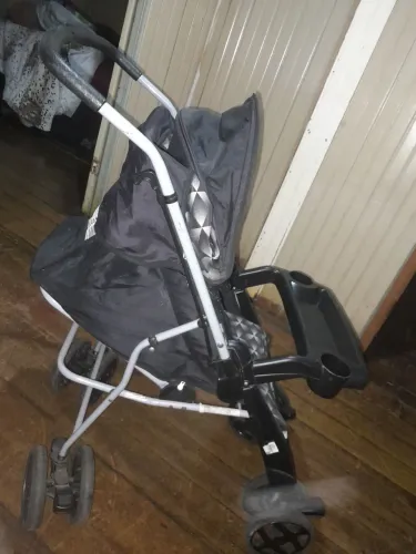 Lindo e ótimo carrinho de bebê e mais roupas de menina