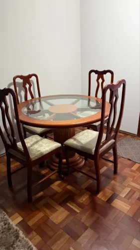 Mesa redonda com 4 cadeiras 