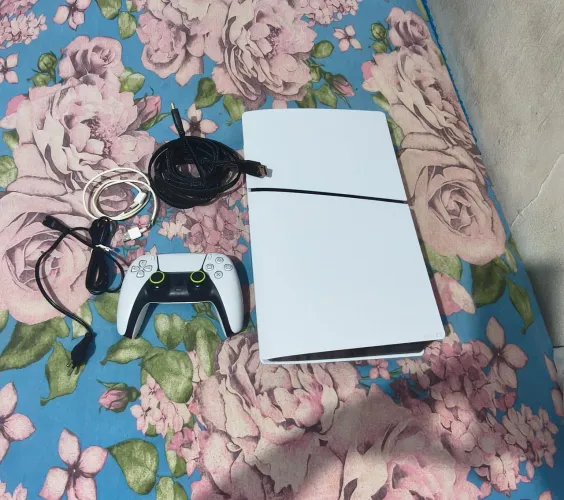 Vende-se ps5 slim 01TB