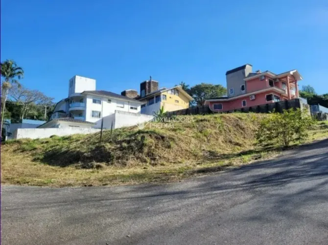 Terreno de esquina próximo à rodovia principal no bairro João Paulo
