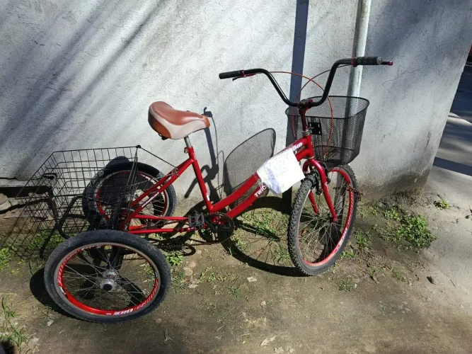 Triciclo semi novo