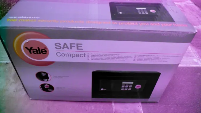 cofre yale eletrônico compacto código eletrônico com duas chaves novinho