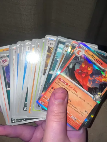 35 cartas de pokemon com brilhante sortida