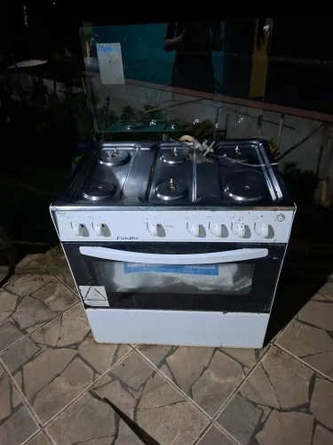 Fogão 6 bocas funcionando normalmente inclusive forno valor 100 reais desocupar lugar