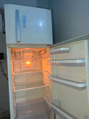 Vendo essa geladeira grande top eletrolux gelando perfeitamente