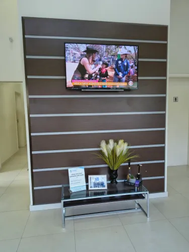 Balcão recepção+ painel madeira