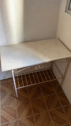 Mesa de mármore com estrutura de ferro