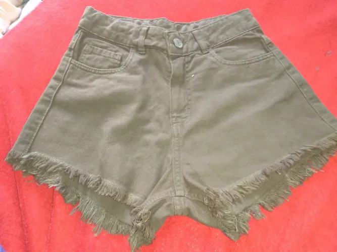 Vendo short jeans de menina de 10 anos!