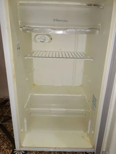 Frigobar Electrolux RE120 modelo compacto de 122 litros