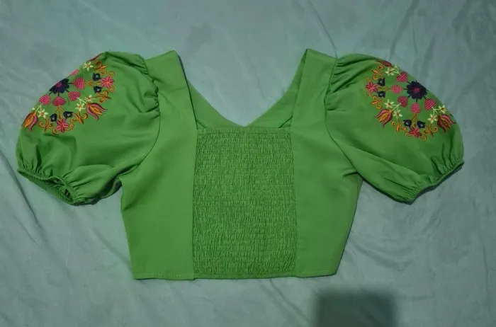 Blusa Cropped Verde com Mangas Bufantes e Bordado Floral - Perfeito Estado