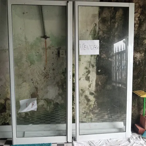 Vende -se porta de vidro nova nuca instalada acabamento de alumínio completa