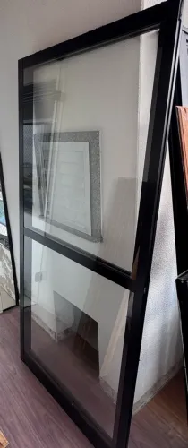 Portas e janela de vidro - Esquadria preta