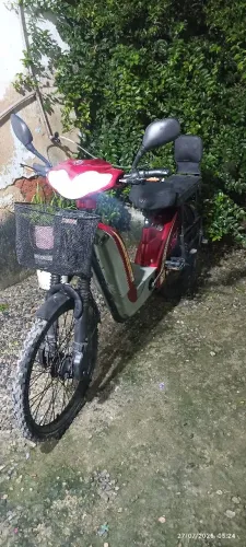Bicicleta elétrica funcionando precisando de alguns reparos