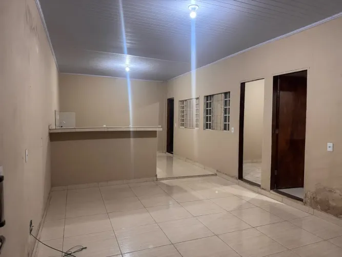 ALUGO CASA 02 QTS, FORRADA, CERÂMICA E GARAGEM R$ 1.200,00