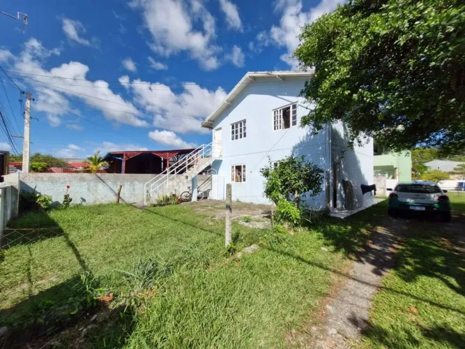 Casa com 02 quartos - Piso térreo na Barra da Lagoa