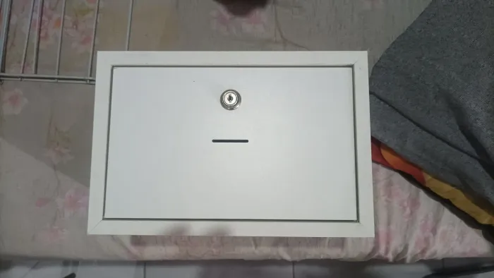 Cofre branco em Mdf com chave.