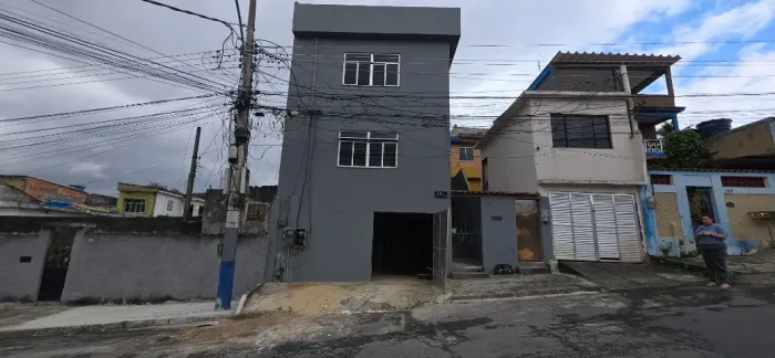 ALUGA-SE CASA TRÍPLEX, 02 QUARTOS - VILA EMIL, MESQUITA/RJ
