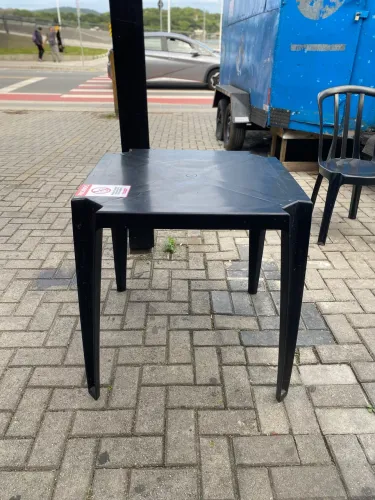 Mesa e Cadeira de plastico preta