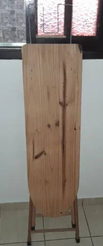 Tábua de passar ferro <br>Uma tábua de passar ferro<br>Valor: R$ 100,00