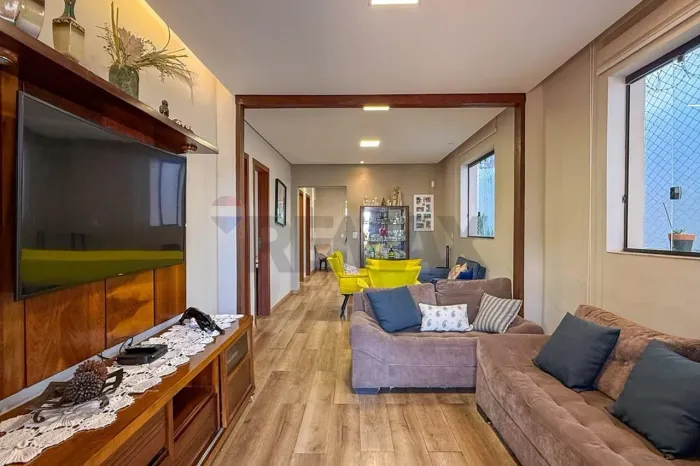 Casa reformada à venda com 4 suítes e piscina no bairro Jardim América