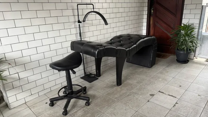Maca ergonômica, luminária e mocho sela