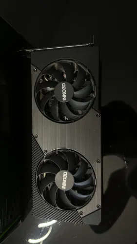 Placa de Vídeo INNO3D GeForce RTX 5060 Ti Twin X2 16GB GDDR7