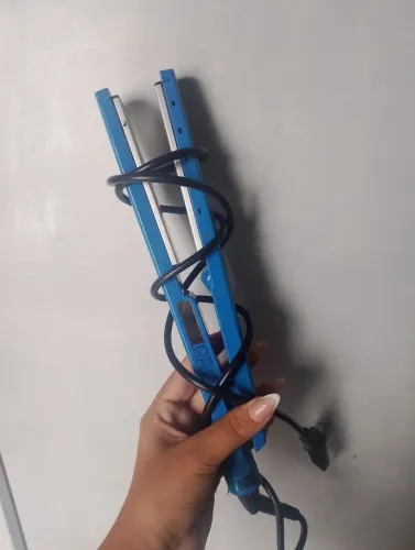 Prancha azul ,nova usada três vezes, esquenta bastante e n é original.