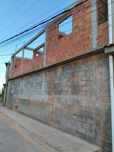 Terreno Concretado com Estrutura para Grande Casa ou 4 Apartamentos de Renda!