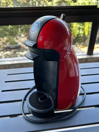 Cafeteira Nescafé modelo manual vermelha