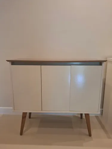 Buffet Aparador Off-White e Madeira - Estilo Retrô Pés Palito