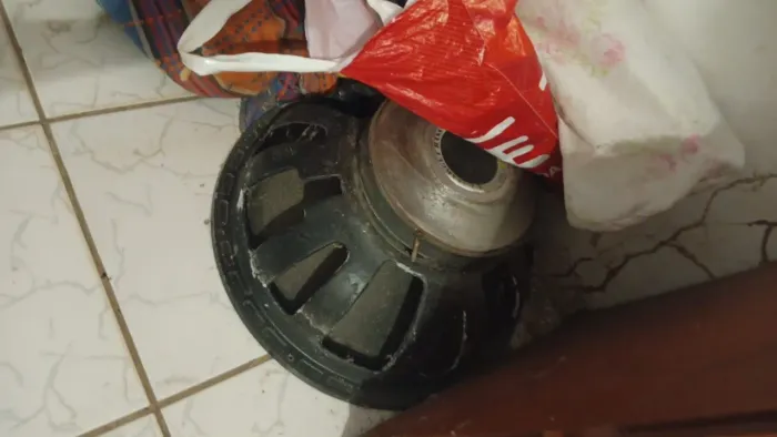 Vendo dois graves Eros 3k 18 polegadas, precisa trocar os dois reparos.