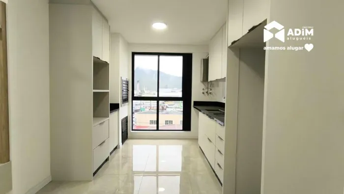 Apartamento novo a poucos metros da Avenida do Estado em Balneário Camboriú.