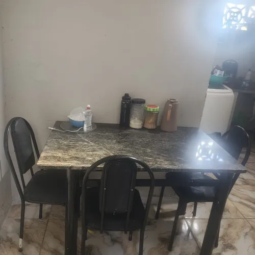 Mesa com quatro cadeiras com tampo de mármore