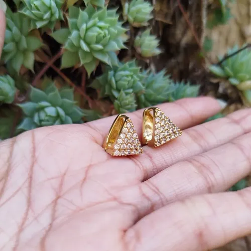 Par de brincos banhado a ouro 18 k com pedras de zircônia