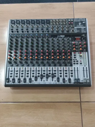 Mesa de Som 16 canais Behringer X2222 