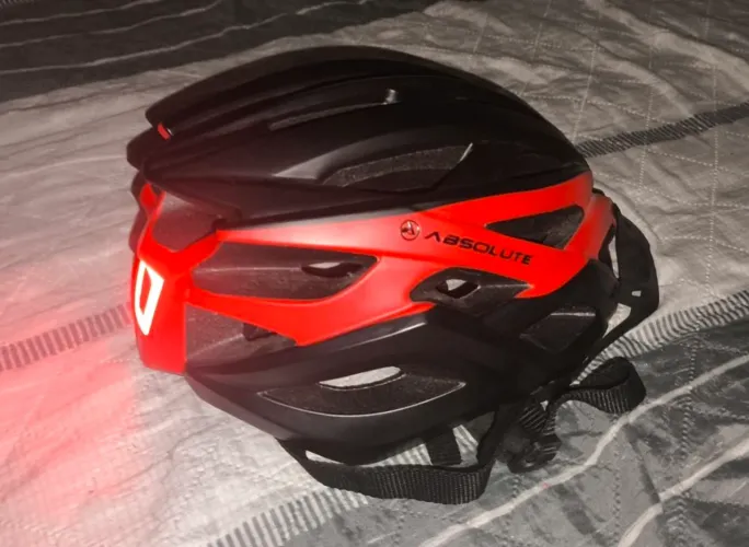 capacete absolute ciclismo vermelho e preto com vários modos de cores