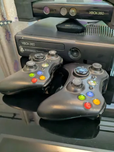 Xbox 360 250GB + Kinect + 8 Jogos Originais + Caixa Original