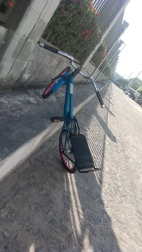 Bike montadinha aro 20 com bagageiro guidão de moto pezinhos só falta pintar e sem freio