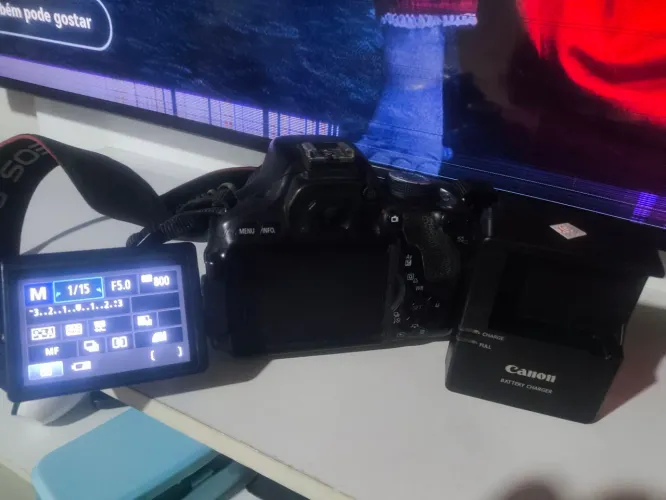 Canon T3I com tela retrátil carregador  bateria lente 18 55 cartão de memória 32 leitor 