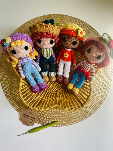 Bonecos artesanais personagens 