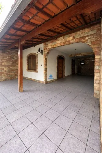 OPORTUNIDADE - CASA NO BAIRRO MARIA HELENA
