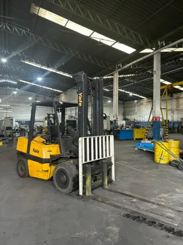 VENDO EMPILHADEIRA 4.5 TON - YALE GLP90 VX