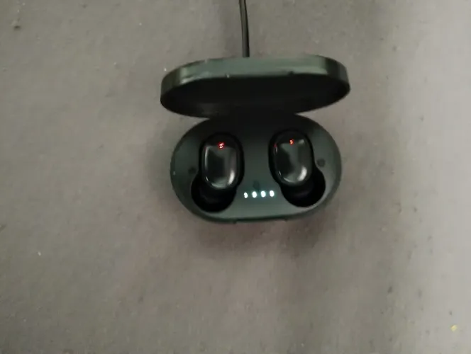 Vende -se um fone de ouvido bluetooth tws com mini cabo carregador