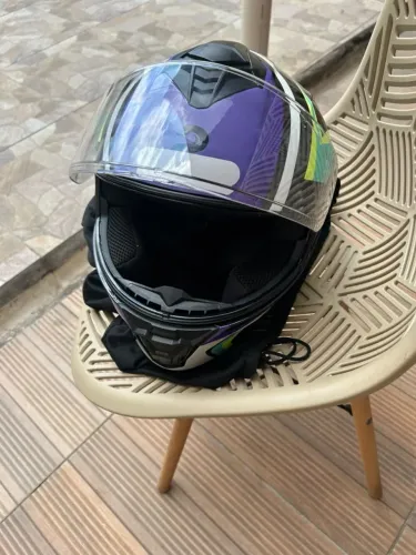 Capacete semi novo